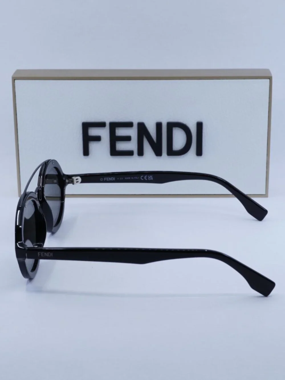 Fendi FE40094I 01A Oval Sunglasses -  Shiny Black / Smoke